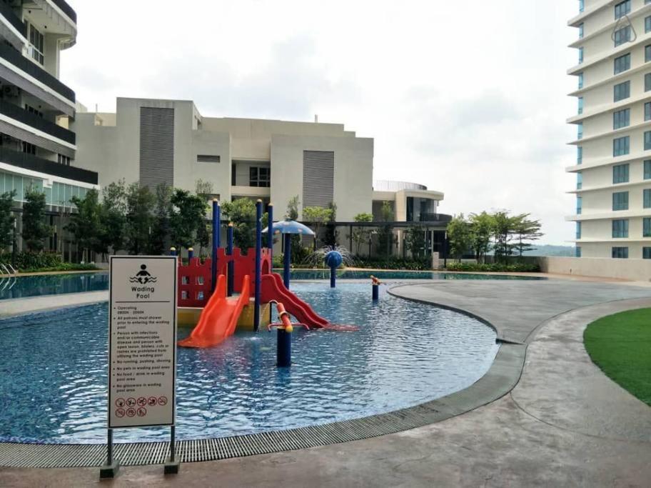 شقة Cozy, High-Floor 2Br Apt Near Legoland نوساجايا المظهر الخارجي الصورة